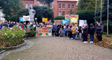 40-lecie Specjalnego Ośrodka Szkolno-Wychowawczego w Bartoszycach. Kolorowy przemarsz ulicami miasta