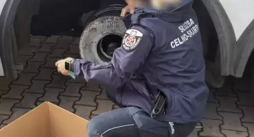 Celnicy z Bezled rozbili sprytny przemyt! Papierosy ukryte w dachu i bębnach hamulcowych autokaru