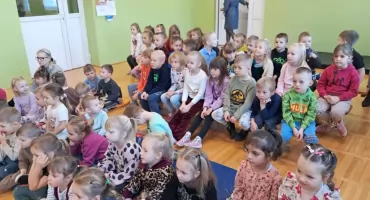 Dzień Pluszowego Misia w Sępopolu. Przedszkolaki zaprezentowały swoje umiejętności recytatorskie
