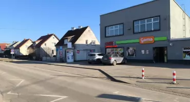 Policja szuka świadków wypadku w Bartoszycach. Pieszy ciężko ranny po zdarzeniu z koparką