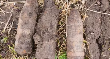 Niebezpieczne znalezisko pod ziemią. 13 pocisków artyleryjskich w gminie Bartoszyce