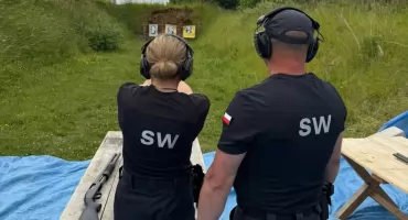 Funkcjonariusze Zakładu Karnego w Kamińsku stale podnoszą swoje kwalifikacje. Szkolenia z samoobrony, strzelectwa i pierwszej pomocy