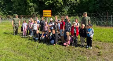 Uczniowie Szkoły Podstawowej w Dzietrzychowie na granicy w Szczurkowie