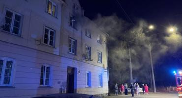 Pożar w Bartoszycach. Spłonęło mieszkanie. Dwie osoby w szpitalu [ZDJĘCIA, FILM]