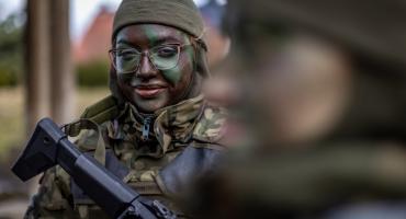 Nowi żołnierze Wojsk Obrony Terytorialnej szkolą się przed złożeniem przysięgi 